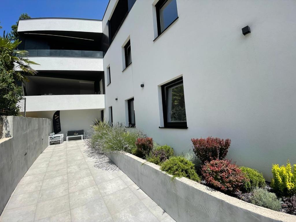 Aparthotel Villa V With Heated Pool Rijeka Ngoại thất bức ảnh